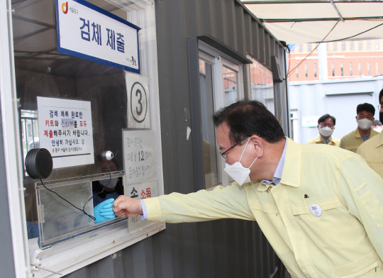 김부겸 국무총리가 19일 서울 중구 서울역 임시선별검사소를 방문해 현황 보고를 받은 후  추석 연휴기간동안 근무 중인 직원들을 격려하고 있다.   연합뉴스